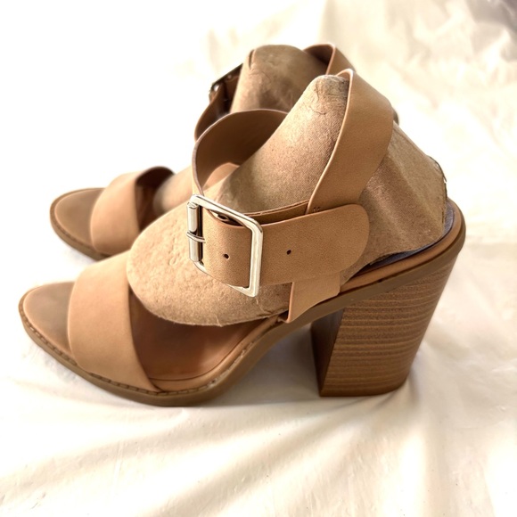 VICI Tan Block Heel Strappy Sandals SZ 8 Worn 1X Indoors - Picture 3 of 13